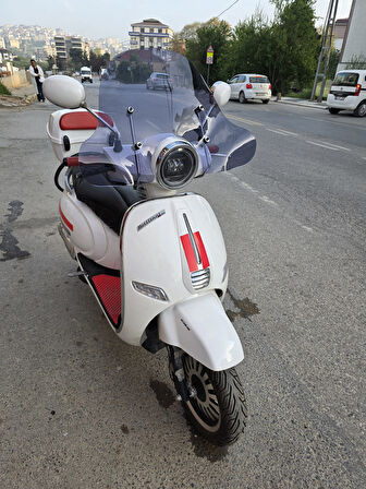 MOTOCAM Küba Brillant Siperlik Ön Cam 2021-2025 Model 45cm Füme Renkli APARATSIZDIR