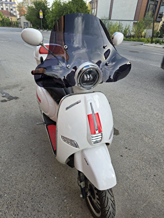 MOTOCAM Küba Brilliant Siperlik Ön Cam 2021-2025 Model 45cm Siyah Renkli Elcikli APARATSIZDIR