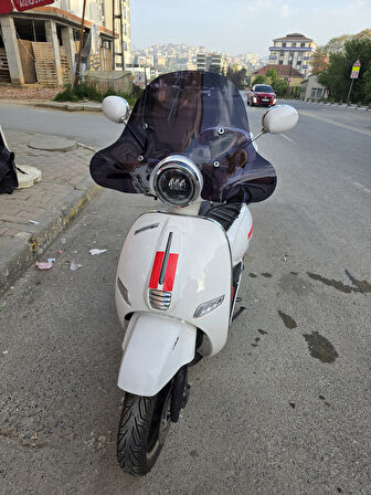 MOTOCAM Küba Brilliant Siperlik Ön Cam 2021-2025 Model 45cm Siyah Renkli Elcikli APARATSIZDIR