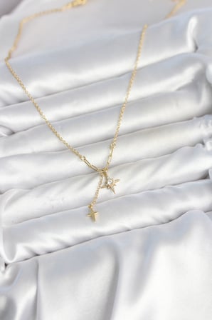 Pirinç Gold Renk Zirkon Taşlı Minimal Sallantılı Kutup Yıldızı Model Kadın Kolye