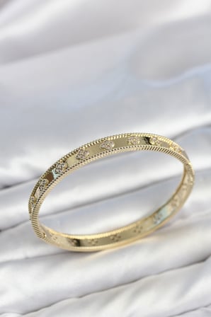 Gold Renk Pirinç Yonca Model Zirkon Taşlı Kadın Kelepçe Bileklik