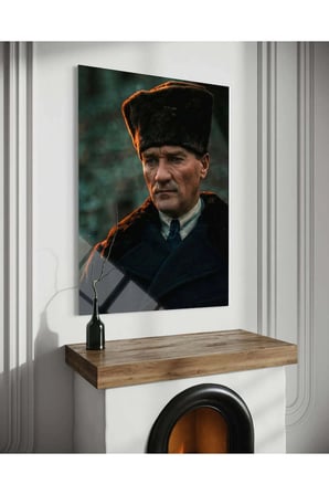 Yeşil Fonlu Kalpaklı Atatürk Portre Cam Tablo