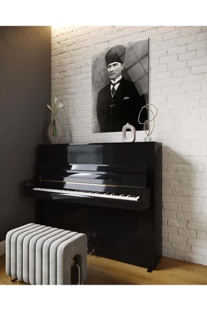 Kalpaklı Genç Atatürk Siyah Beyaz Boy Portre Cam Tablo