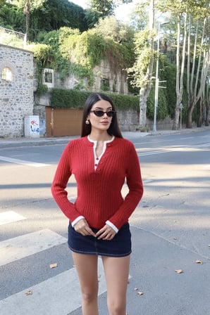 Fitilli Triko Düğmeli Kontrast Biyeli Kazak — Kırmızı