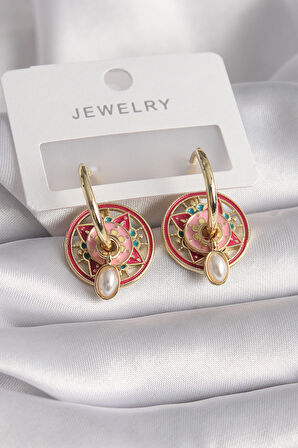 Buyers Butik Pirinç Gold Renk Pembe Kırmızı Renkli İnci Detay Motif Model Kadın Küpe
