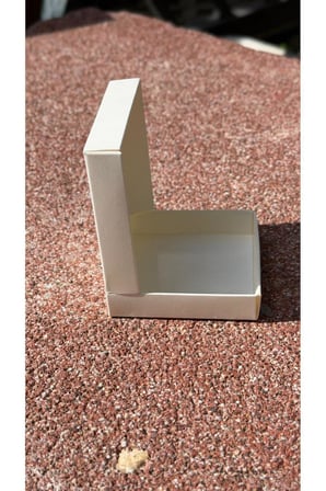 Beyaz Karton Takı Kutusu – Kolye, Bileklik ve Set İçin Kapaklı Model 9,5 x 9,5 x 2 cm 25 adet