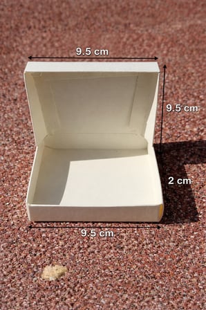 Beyaz Karton Takı Kutusu 9,5x9,5x2 cm – Kapaklı Model | 10 Adet + Kırmızı Kırpık Kağıtlı