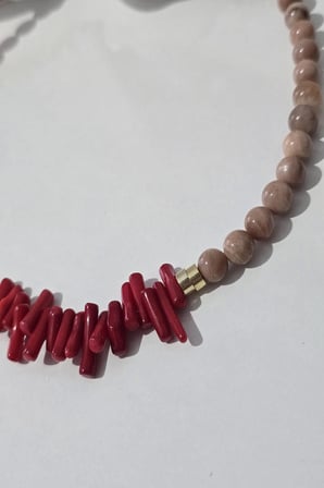 SERTİFİKALI 8 MM  GÜNEŞ TAŞI , KIRMIZI MERCAN DOĞALTAŞ KOLYE