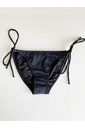 Siyah Kenarları ince İp Bağlama Detaylı Bikini Altı