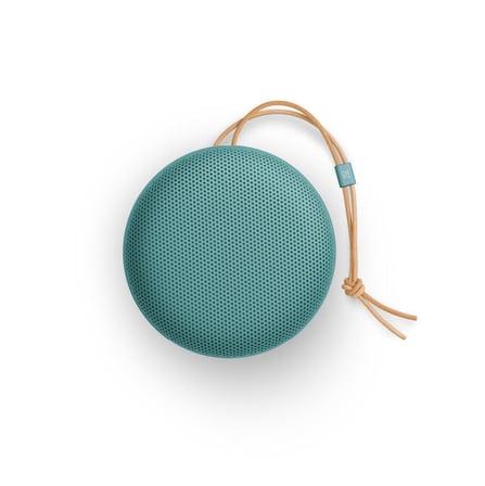 Bang & Olufsen Beosound A1 3. Nesil Geniş Açılı Ses, Yüksek Bas, IP67 Su Geçirmez, 24 Saat Pil Ömrü, Dahili Mikrofonlu Taşınabilir Bluetooth Hoparlör – Okaliptüs Yeşili