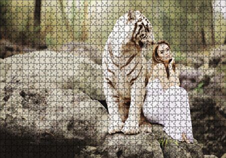 Cakapuzzle  Doğada Kadın ve Kaplan Puzzle Yapboz MDF Ahşap