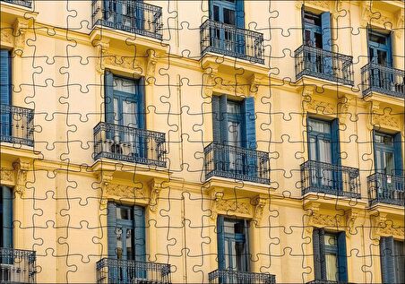 Cakapuzzle  İspanyada Sarı Klasik Bina ve Balkonlar Puzzle Yapboz MDF Ahşap