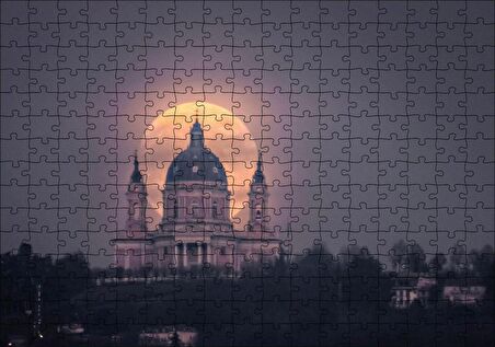 Cakapuzzle Tarihi Kilise ve Tam Arkasındaki Süper Ay Puzzle Yapboz MDF Ahşap