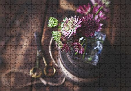 Cakapuzzle Mor Yeşil Çiçekler Flu İp ve Makas Arka Plan Puzzle Yapboz MDF Ahşap