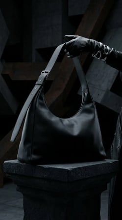 34×20 Cm Mat Siyah Kadın Omuz Çantası – Silver Metal Detaylı Şık El & Omuz Çantası