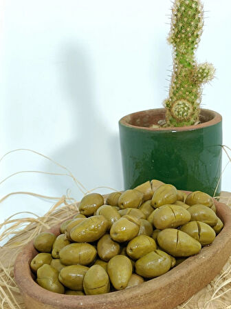 Aydın Yöresi (Çekiçte) Eğri Çekirdek Cinsi Sofralık Tatlandırılmış Kırma Yeşil Zeytin (2 Kg)