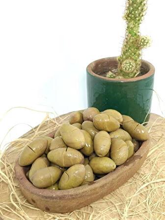 Aydın Yöresi Kalamata Cinsi İri Boy Sofralık Tatlandırılmış Kırma Yeşil Zeytin (3 Kg)