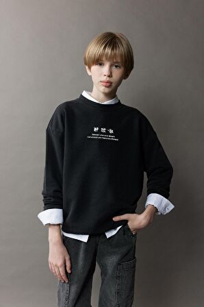 DeFacto Erkek Çocuk Oversize Geniş Kalıp Bisiklet Yaka Sırt Baskılı Yıkamalı Soluk Efektli Sweatshirt D8494A825SPBK81