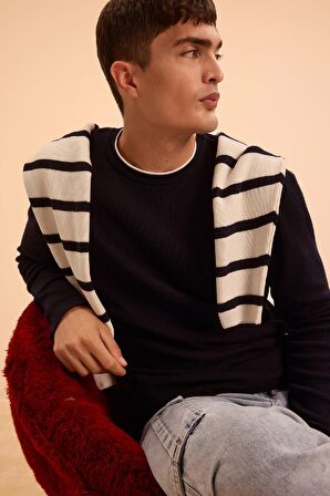 DeFacto Relax Fit Bisiklet Yaka Yaka İçi Penye Detaylı Pamuklu Triko Kazak D3290AX24AUNV64