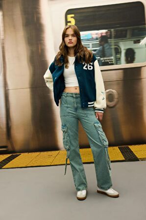 DeFacto Coool Oversize Geniş Kalıp Pelüş Bomber Mont Ceket Polo Yaka Nakışlı Çıtçıtlı Cepli C8002AX24WNBE785