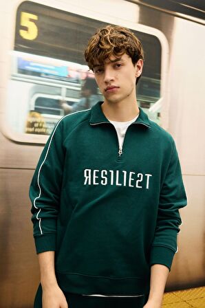 Boxy Fit Dik Yaka Fermuarlı Baskılı Sweatshirt