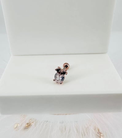Rose Zirkon Taşlı Uç Kısmı : Pirinç Kıkırdak Bar Uzunluğu : 6 Mm / Bar Kalınlığı 0.8 Mm / Top Boyu 3