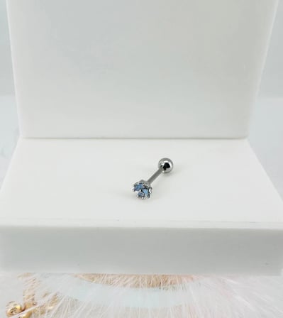 Rodyum Zirkon Taşlı Uç Kısmı : Pirinç Kıkırdak Bar Uzunluğu : 6 Mm / Bar Kalınlığı 0.8 Mm / Top Boyu
