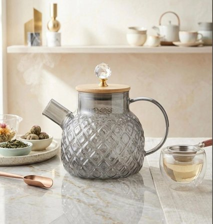 Isıya Dayanıklı  Baklava Desen Cam Demlik – Bambu & Metal Kapaklı Kulplu Süzgeçli 1000 ML Füme renk 