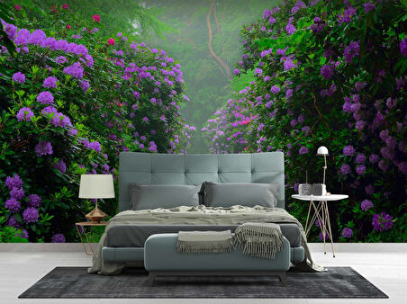 Mor Çiçekli Yeşil Orman Patika Yol Manzaralı Duvar Kağıdı