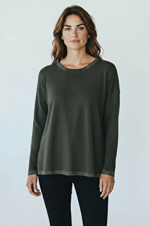 KADIN YAKA VE KOL AĞZI TAŞLI ETEK DESENLİ BLUZ