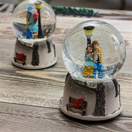 Orta Boy Sokak Lambalı Sevimli Çiftler Kar Küresi