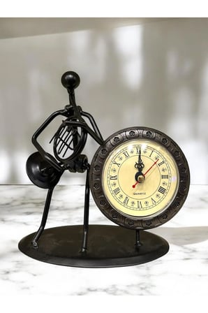 Fransız Kornosu Çalan Dekoratif Metal Tasarım Masa Saati 17 cm X 16 cm 7,5 cm