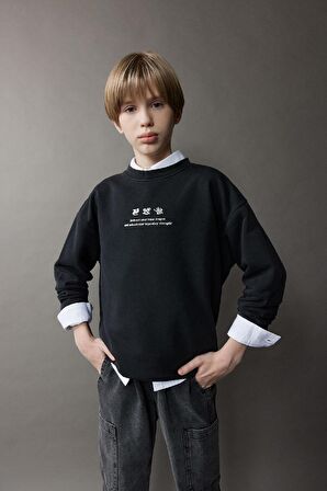 DeFacto Erkek Çocuk Oversize Geniş Kalıp Bisiklet Yaka Sırt Baskılı Yıkamalı Soluk Efektli Sweatshirt D8494A825SPBK81