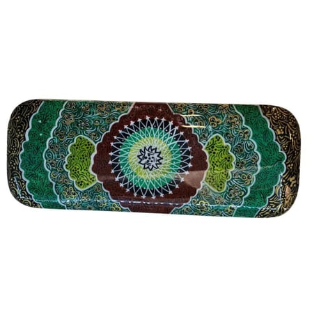 Hatem İşleme Çekmeceli Kalem Kutusu - 8x21 cm -Uzunluğu:  (21 cm) -Malzeme: Ceviz ağacı, Pirinç, Metal ve Deve Kemiği Hatem sanatı, İran’a özgü önemli el sanatları türlerindendir. Ceviz ağacı eşyaların yüzeyi, eşkenar ya da ikizkenar pirinç , kemik v