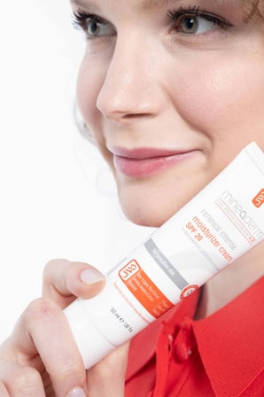 Mineaderm Renewal Intense Hassas Ciltler İçin Su Bazlı Yağsız SPF20 Nemlendirici Yüz Bakım Kremi 50 ml