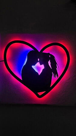 Aşk Temalı Kalp & Çift Silüetli Ahşap LED Işıklı Tablo – Romantik Dekor & Özel Gün Hediyesi