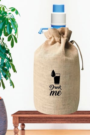 Dekoratif Bardaklı Drink Me Baskılı Jüt Damacana Kılıfı