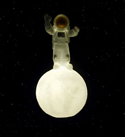 Ay Üstünde Astronot Tasarımlı Gece Lambası