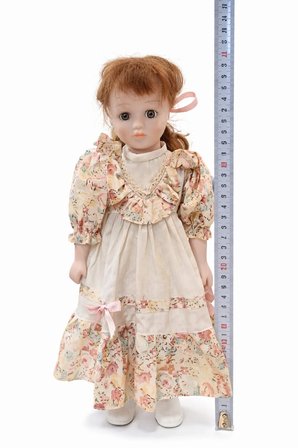 Vintage Porselen Bebek – Çiçek Desenli Elbiseli Dekoratif Koleksiyon Parçası