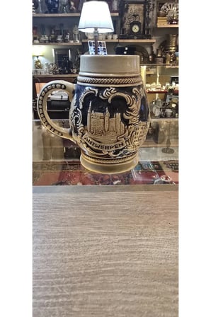 Vintage Alman Tarzı Seramik Bira Kupası – Kabartmalı Koleksiyonluk Tasarım