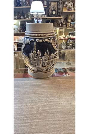 Vintage Alman Tarzı Seramik Bira Kupası – Kabartmalı Koleksiyonluk Tasarım