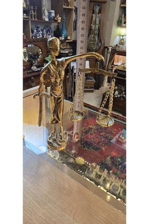 Pirinç Adalet Tanrıçası (Lady Justice) Heykeli – Vintage Dekoratif Terazi Biblosu