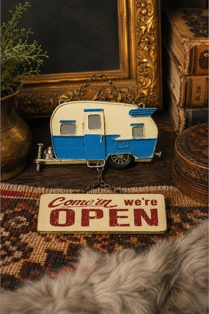 Retro Karavan Kapı Askısı – "Come In, We're Open" Metal Duvar Dekoru