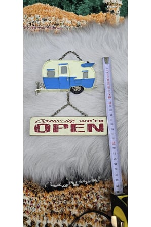 Retro Karavan Kapı Askısı – "Come In, We're Open" Metal Duvar Dekoru