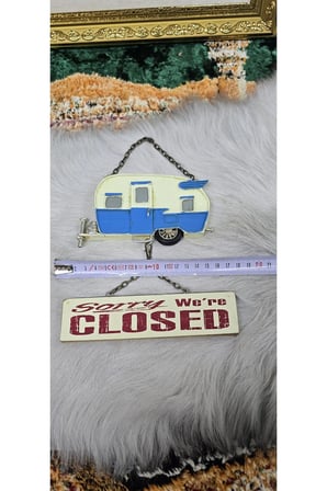Retro Karavan Kapı Askısı – "Come In, We're Open" Metal Duvar Dekoru