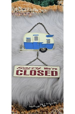 Retro Karavan Kapı Askısı – "Come In, We're Open" Metal Duvar Dekoru