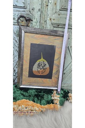 Vintage Çerçeveli Hat Sanatı Tablosu – Doğal Yaprak Üzerine Arapça Kaligrafi