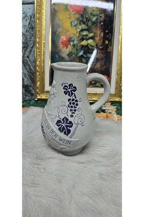 Antika Alman Seramik Sürahi – Kabartmalı Üzüm Desenli Vintage Dekoratif Testi
