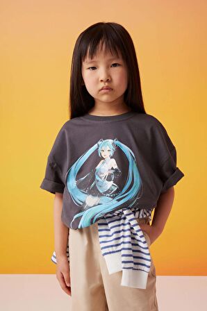 DeFacto Kız Çocuk Hatsune Miku Oversize Geniş Kalıp Bisiklet Yaka Kısa Kollu Tişört C1207A824SMAR82