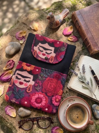 Frida Kahlo desenli Kitap Kılıfı Şık ve Kitap Koruyucu Kılıf Cepli Çok Amaçlı Hediye 19x25 cm
